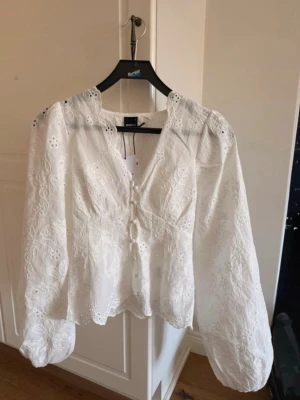 Vit broderad blus med puffärm - Gina tricot blus väldigt liten i storlek 