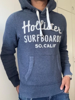 Vintage Hollister Hoodie - Vintage och sällsynt Mörkblå Hoodie från Hollister  | Storlek S | Går ner i pris vid snabbt köp! | Är 175, väger 68kg | Längd ≈65cm, Bredd armhåla - armhåla ≈52cm |Hör av vid ytterligare frågor!!!