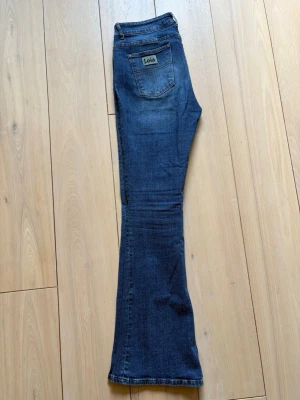 Lois bootcut jeans - Skönt stretchmaterial och lite använda. W31/L32. Fin bootcutmodell med medelhög midja.