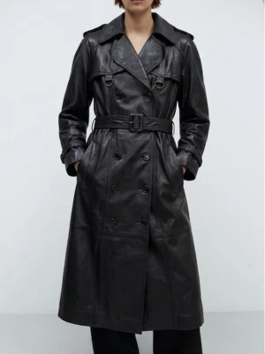 Svart trenchcoat i läderimitation  - Säljer denna sjukt snygga svarta lädertrenchcoat med skärp och dubbla knapprader. Storlek 42 men sitter snyggt oversized på mig som har S -så den fungerar för flera storlekar beroende på önskad passform. I gott skick. Hör av er vid frågor ❤️🌸