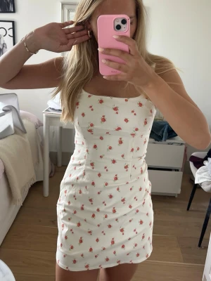 Vit blommig kort klänning - Söt vit kort klänning med små rosa blommor, gullig till sommaren ❤️