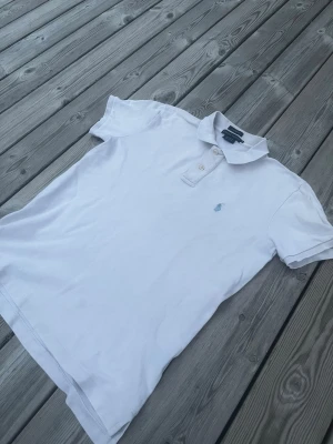 Ralph Lauren piké - Tja, säljer min piké ifrån Ralph lauren i ett mycket bra skick, finns en liten fläck som knappt syns (se bilderna) men generellt så ger den ett väldigt gott helhetsintryck. Bara att skriva om ni har några funderingar. Först till kvarn!💫