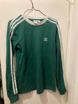 Grön Adidas tröja  - Säljer en grön Adidaströja i mycket gott skick. Strl xs/s