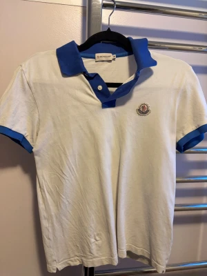 Moncler pike - Säljer en väldigt snygg och unik moncler piké i storlek M. Fler bilder kan skickas vid intresse. Självklart är den äkta. Priset kan diskuteras vid snabb affär