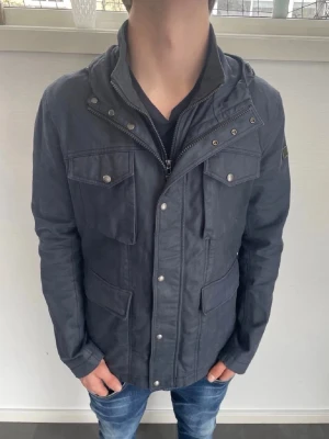 Hugo boss field jacka - Hugo boss field jacka herr| pris:899kr| storlek:M| skick:9/10| hör av dig vid minsta lilla fundering eller fråga|