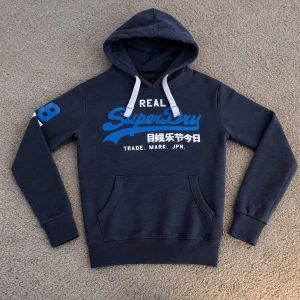 Superdry Hoodie  - Tja! Säljer en Superdry Hoodie i storleken (S)-skick 8/10. Vid minsta lilla fundering hör av er! Först till kvarn!
