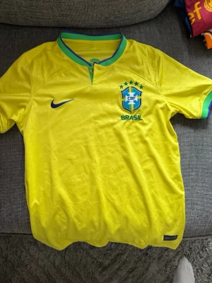 Brasilien Nike matchtröja gul -  Rensat garderoben och säljs då den är för liten.