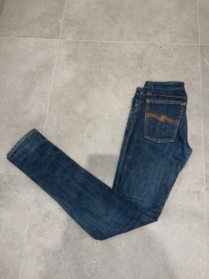 Mörkblå jeans från Nudie Jeans - Säljer ett par mörkblå snygga nudie jeans som passar bra till de mesta! Pris går att diskutera.            