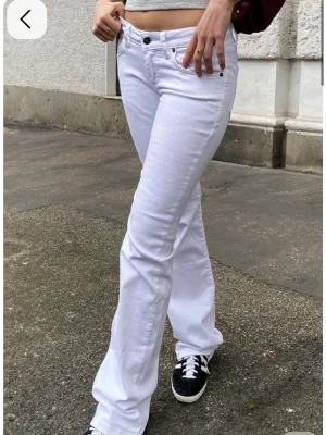 Vita lågmidjade jeans - Snygga vita jeans med bootcut passform och låg midja! De är lite små för mig som är storlek 38 egentligen pga italiensk storlek🤍original pris: 800kr🌸
