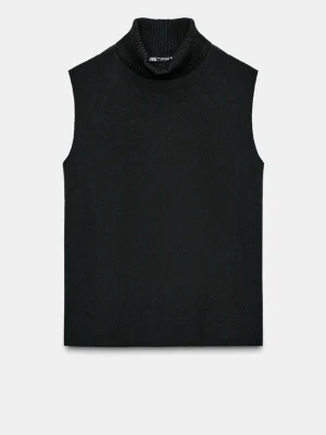 Svart stickad väst från zara - Svart stickad väst från Zara med hög ribbad polokrage. Västen är ärmlös och har en enkel, rak passform. Passar bra för varje typ av väder, enkelt att kombinera med. Jag köpte den men hann inte lämna tillbaka den. Deb är i storlek S.