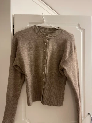 Tröja - Säljer denna tröja/kofta från Shein i storlek M. Knappt använd och i fint skick. Fraktar  samma dag eller dagen därpå 🌸💗