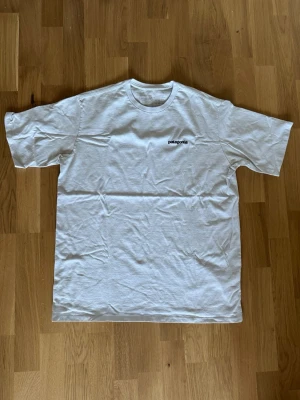 Vit Patagonia t-shirt strl L - Vit t-shirt från Patagonia strl L