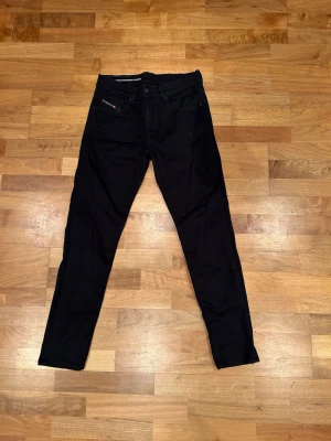 Svarta slim fit jeans  - Diesel jeans slim fit 