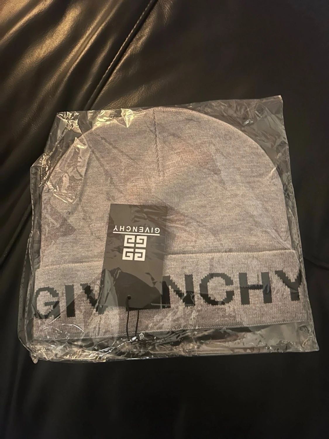 Grå mössa från Givenchy - 1
