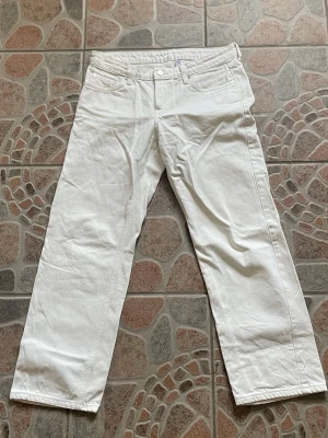 Vita raka lågmidjade jeans från Weekday - Snygga vita jeans med rak passform och låg midja. Klassisk femficksmodell med knapp och dragkedja framtill. Min favorit jeans modell Arrow, säljer då jag köpt fel storlek 🌸🤝