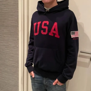 Unik Ralph lauren hoodie - Säljer denna snygga Ralph lauren hoodie i med snygga detaljer, den är i storlek small men passar även M. Väldigt bra skick, inga tecken på användning
