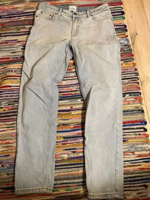 Ljusblå raka jeans från Grunt - Säljer ett par sjukt feta ljusblå jeans från Grunt med rak passform och klassisk femficksdesign i storlek W29 och L31 Jeansen har en enkel look utan slitningar och är tillverkade i denim. Perfekta för dig som gillar en clean och avslappnad stil.