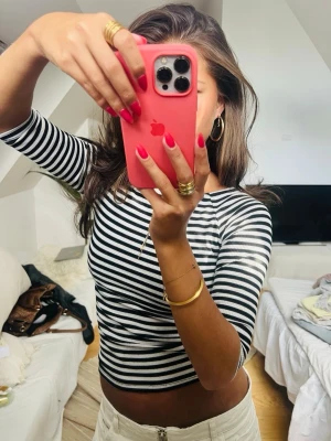 Apple silikonskal med magsafe - Apple orginal silikonskal i färg Guava. Passar iphone 15 pro max. Har en liten missfärgning i hörnet men inget som syns tydligt (se sista bild)! Annars är den som ny utan defekter