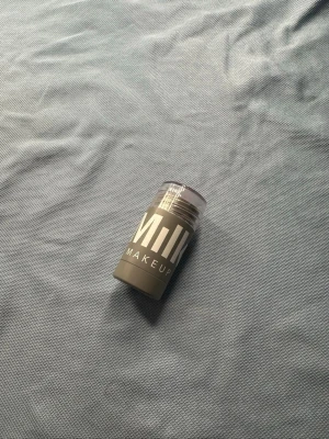 Milk Makeup krämrouge stick - Säljer ett krämrouge i stickformat från Milk Makeup. Färgen är en varm persikorosa ton som ger ett naturligt glow till kinderna. Förpackningen är cylinderformad med genomskinligt lock och tydlig logga. Enkel att applicera direkt på huden och perfekt att ha i väskan. Använd ett par gånger, finns mycket produkt kvar, säljer den då jag använder inte den 