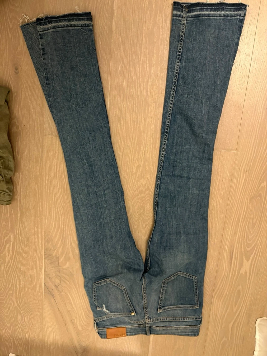 Blå slitna bootcut jeans - 3