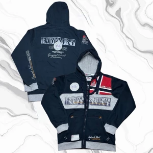 Vintage Geographical Norway hoodie - herr strl S - Säljer en 2000-tal vintage Geographical Norway zip up hoodie flyer med flera broderingar framtill, stor brodderad Norge flagga, geographical Norway text, broderingar på båda armarna samt brodering och geographical Norway text på ryggen Marke: Geographical Norway Storlek: S Färg: grönsvart med grå detaljer Material: 65% bomull, 35% akryl Mått: Längd 63 cm, bredd 51 cm • Skick: Mycket bra skick (se bilder) Har du några frågor är det bara att höra av dig! Vid snabb affär kan priset diskuteras. Skic