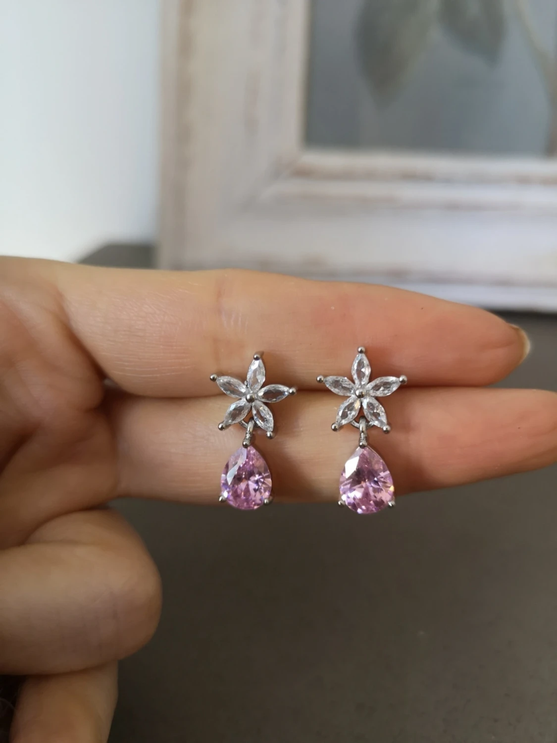 Blommiga örhängen med rosa sten