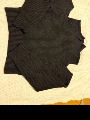 Svart stickad tröja Gina Tricot - Mysig svart stickad tröja från Gina Tricot med öppna axlar. Tröjan är fint!🥰 