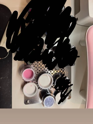 Nagelgel i rosa och clear - Frosted pink ifrån Nagelgiganten ungefär halvfull, lite mer. 3d gel ifrån miss fancy jätte jätte lite taget ifrån. Innehåller tpo!