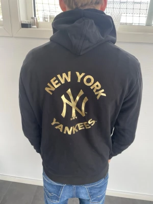 New era hoodie  - New era hoodie herr| pris:499kr| storlek:M| skick:9,8/10| hör av dig vid minsta lilla fundering eller fråga| 