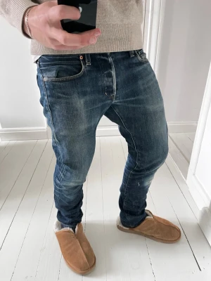 Ralph Lauren denim and supply jeans - Ralph Lauren denim and supply jeans. Inga större defekter. Modellen i bilderna är 180 cm 75 kg pch bär Storlek , W30 L32 , Måtten i sista bilden är A: 40 cm B: 100 cm, Kom med frågor! 