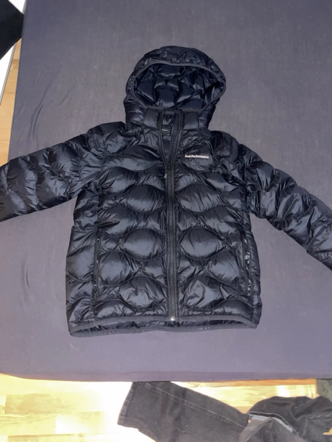 Svart dunjacka från Peak Performance