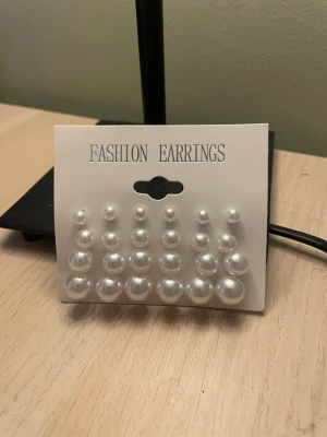 Set med pärlörhängen i olika storlekar - Säljer ett set med sex par klassiska pärlörhängen i olika storlekar. Pris kan sänkas om det behövs!