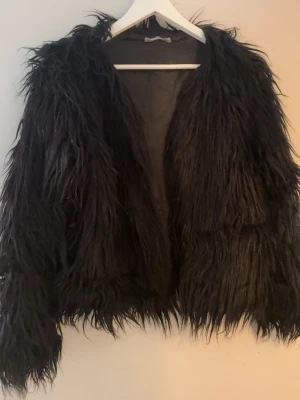 Pälsjacka - Säljer denna fina pälsjacka från GinaTricot💕 storlek M men är mer som en S