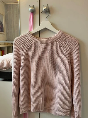 Rosa stickad tröja  - Fin ljusrosa stickad tröja som har storlek m entligt lappen med passar S