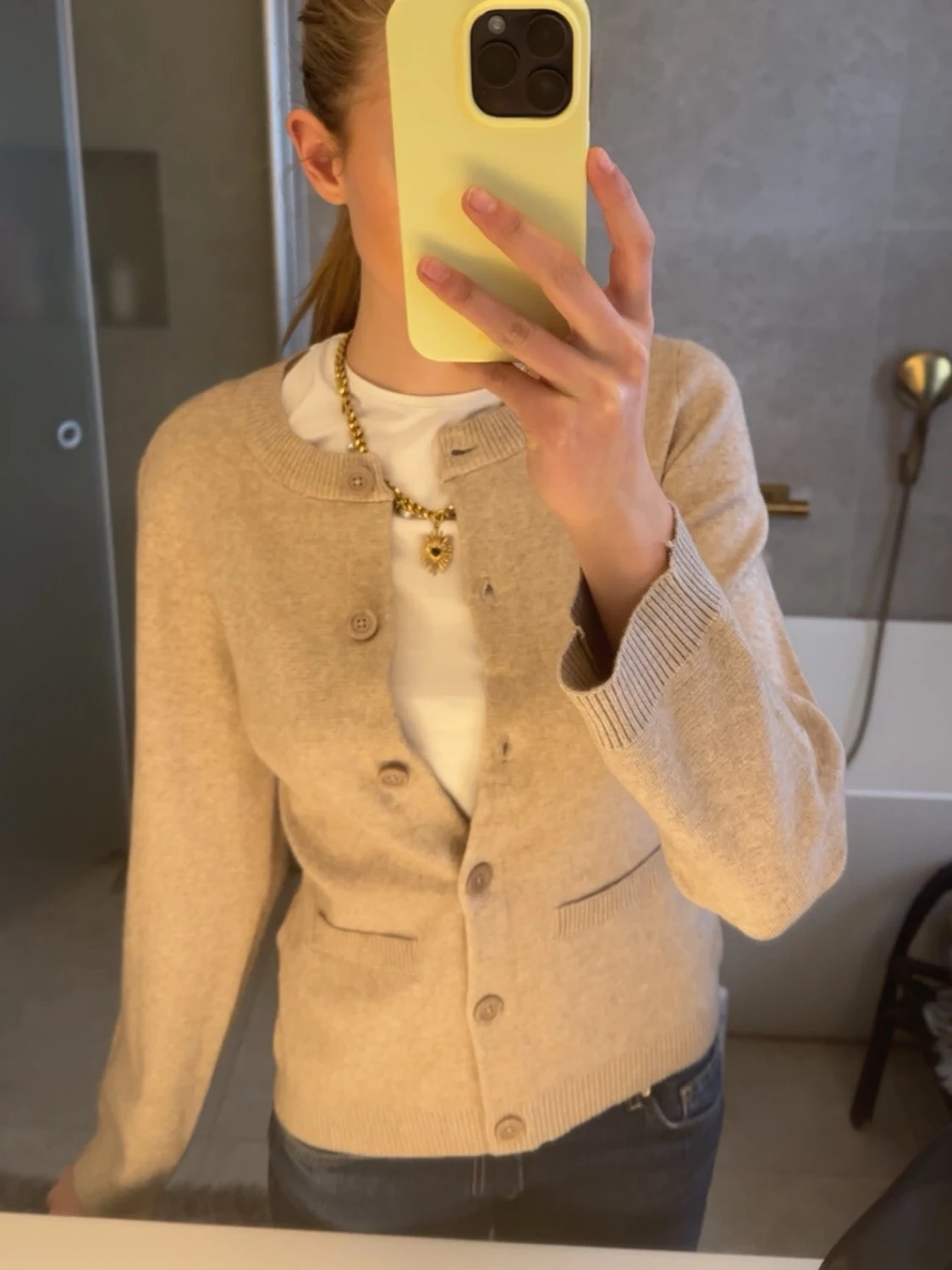 Beige kofta med rund hals