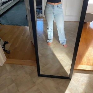 Ljusblå raka jeans f - Säljer ett par ljusblå jeans från gina tricot 