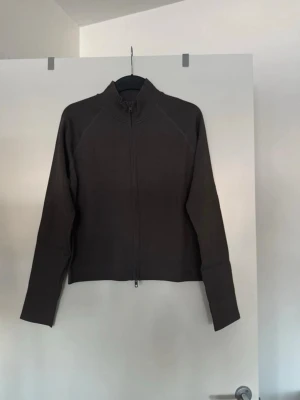 Ribbad träningsjacka  - Storlek XL, liten i storlek. Aldrig använd. 