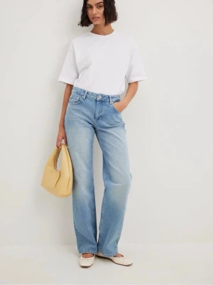 Ljusblå raka jeans från NA-KD - Säljer ett par ljusblå jeans från NA-KD i storlek 36 med rak passform. Jeansen har medelhög midja. Använt några gånger men fortfarande i fint skick. De har lite slitningar vid fötterna💕