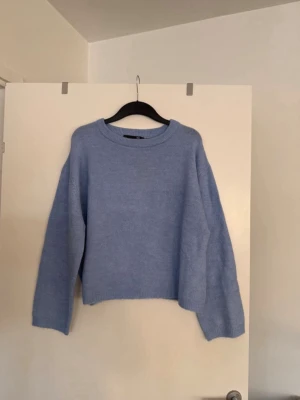 Stickad tröja  - Storlek XL. Aldrig använd. Köpt i butik så kan finnas skavanker. 