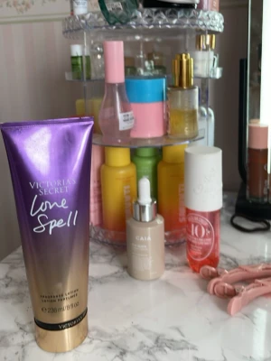 Victoria's Secret Love Spell lotion - Love Spell Fragrance Lotion från Victoria's Secret i en snygg lila och guldig tub. Innehåller 236 ml och har en fräsch, blommig doft. Perfekt för dig som vill ha en återfuktande lotion med lyxig känsla och ikonisk doft.