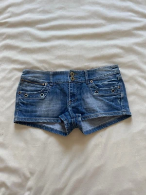 Lågmidjade jeansshorts  - Lågmidjade jeansshorts, midjemåttet är 41cm! 