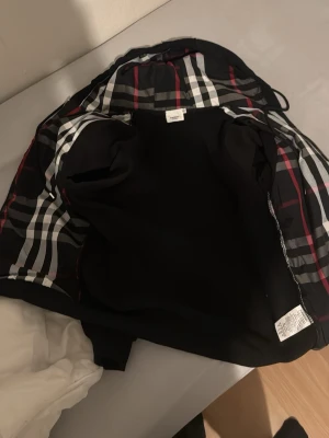 Burberry kofta  - Helt ny burberry kofta, va för stor på mig men är väldigt fin. Mycket bra kvalitet men många bra detaljer. Önskade den passade mig 