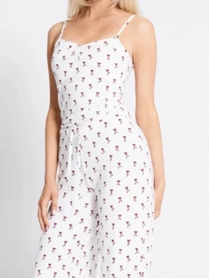 Pyjamassett - Jättefint och superskönt pyjamassett från lager 157, säljer då jag har flera i olika mönster och detta tyvärr inte kommer till användning. Har en liten sminkfläck på benet men inget som man tänker på!🫰💘