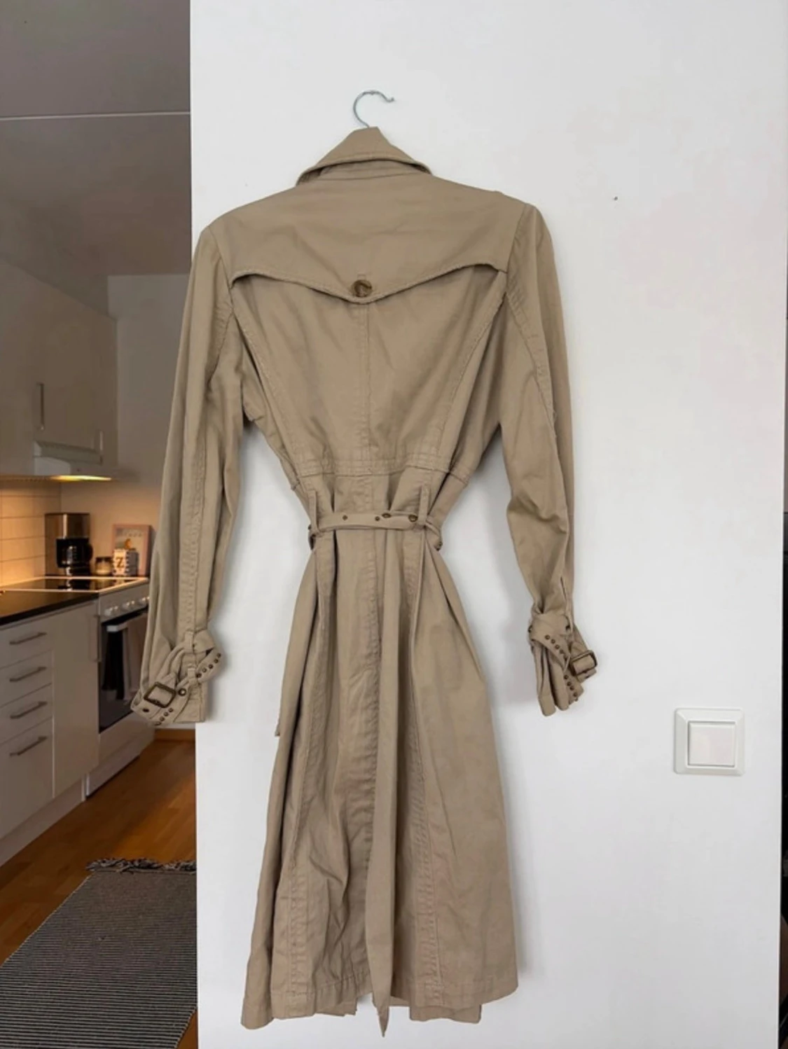 Beige trenchcoat med nitar - 4