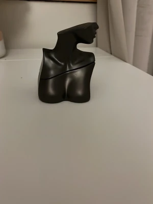 Eilish No. 2 parfym 50ml - Jag säljer min eilish n.2 parfym. I 50 ml. Jag har bara använt den ungefär fem gånger så det är mycket kvar. Perfekt för vintern 