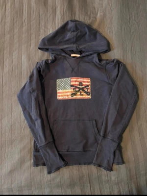 Ralph Lauren/Denim & supply hoodie XS S EJ MEDIUM - Sitter XS-S, beror lite på hur smal man är. Rätt tunn i materialet så helt perfekt nu på våren.