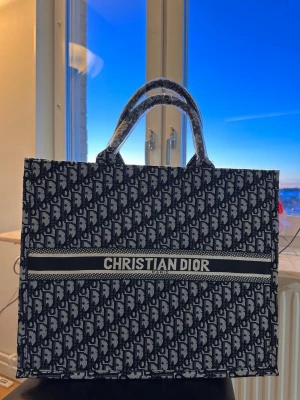 VÄSKA - En super vacker och praktisk väska med ett tillhörande axelband. Väskan är helt ny