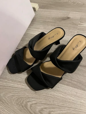 Svarta klackar - Svarta slip in klackar från Alley, använda 1 gång