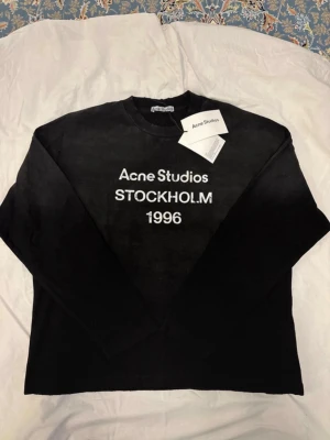 Svart sweatshirt Acne Studios - Svart tröja/longsleeve från Acne Studios.       Aldrig använd endast testad.                    Säljer billigt pågrund av brist på äkthetsbevis 