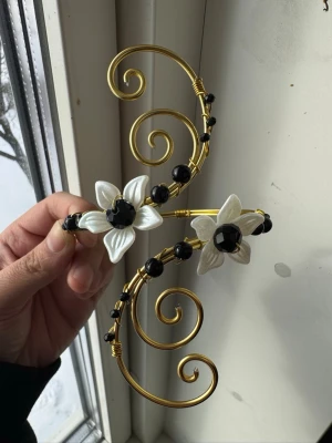 Armcuff  - Finns både i silver och guld💞 Lättböjd material som är enkel att justera. Vid osäkerhet, skriv gärna din till mig din omkrets på armen🥰 Jag gör även customs!